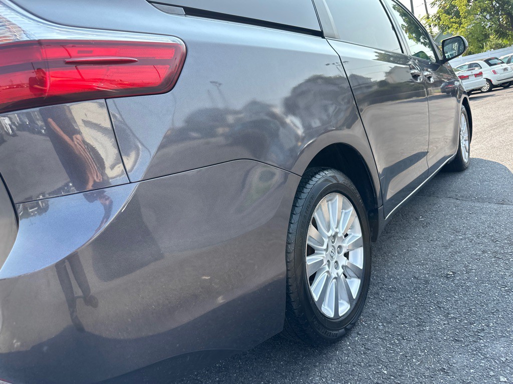 2015 Toyota Sienna Image 75