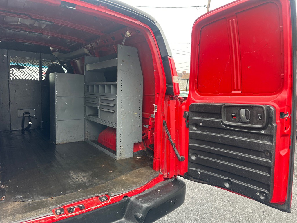 2015 Chevrolet Express Image 30