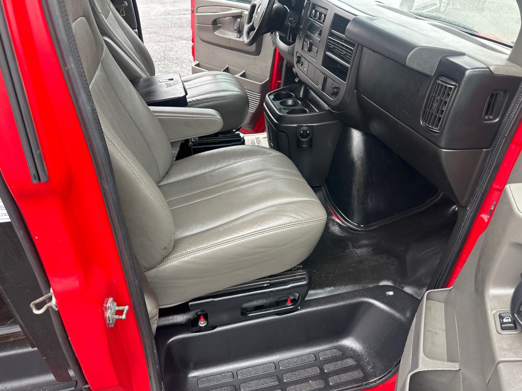 2015 Chevrolet Express Image 37