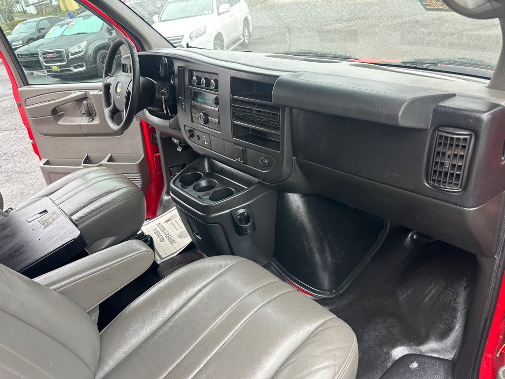 2015 Chevrolet Express Image 40