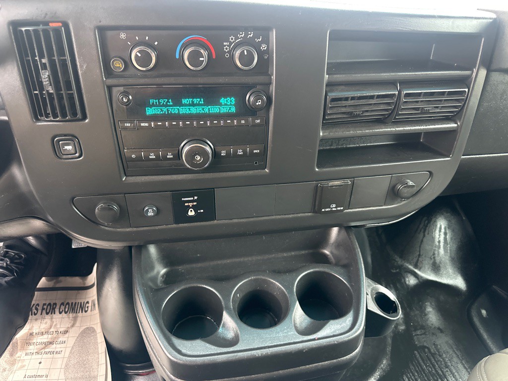 2015 Chevrolet Express Image 46