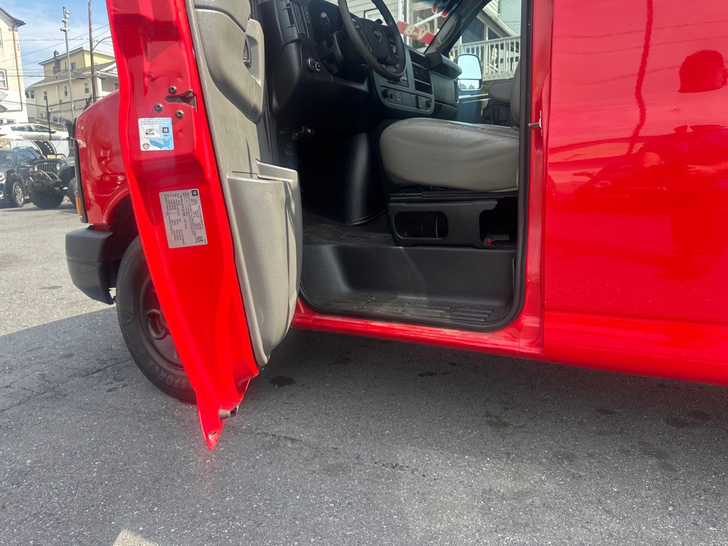 2015 Chevrolet Express Image 18