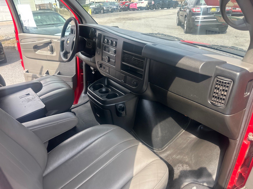 2015 Chevrolet Express Image 30