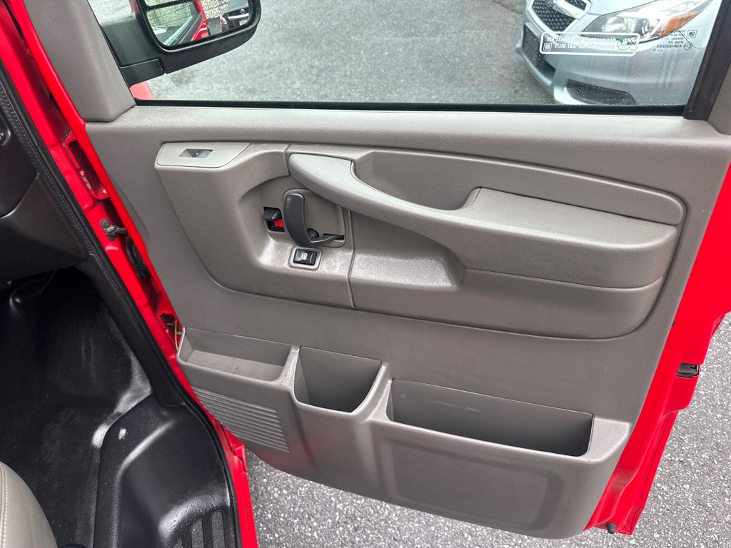 2015 Chevrolet Express Image 74