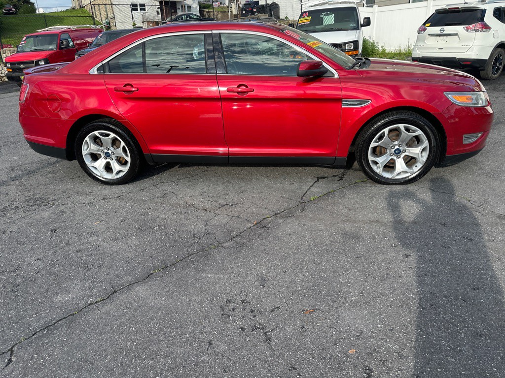 2010 Ford Taurus Image 2