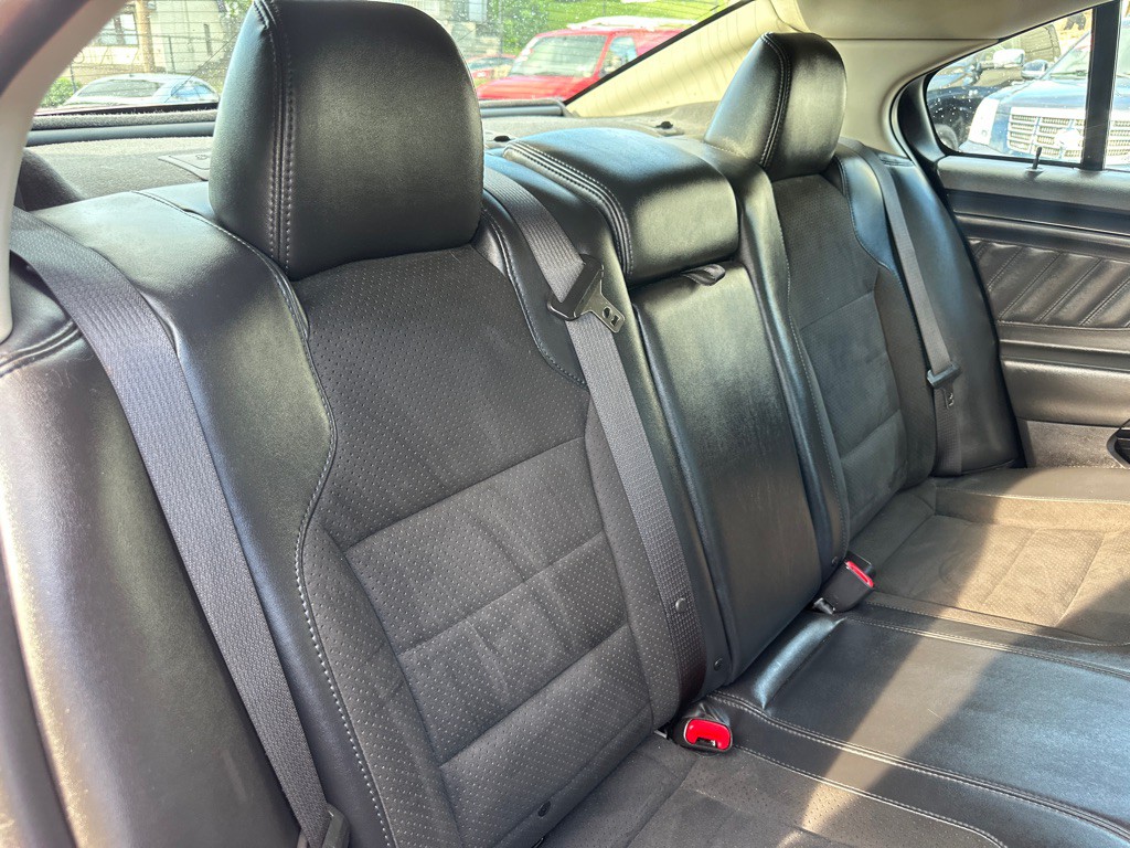 2010 Ford Taurus Image 18
