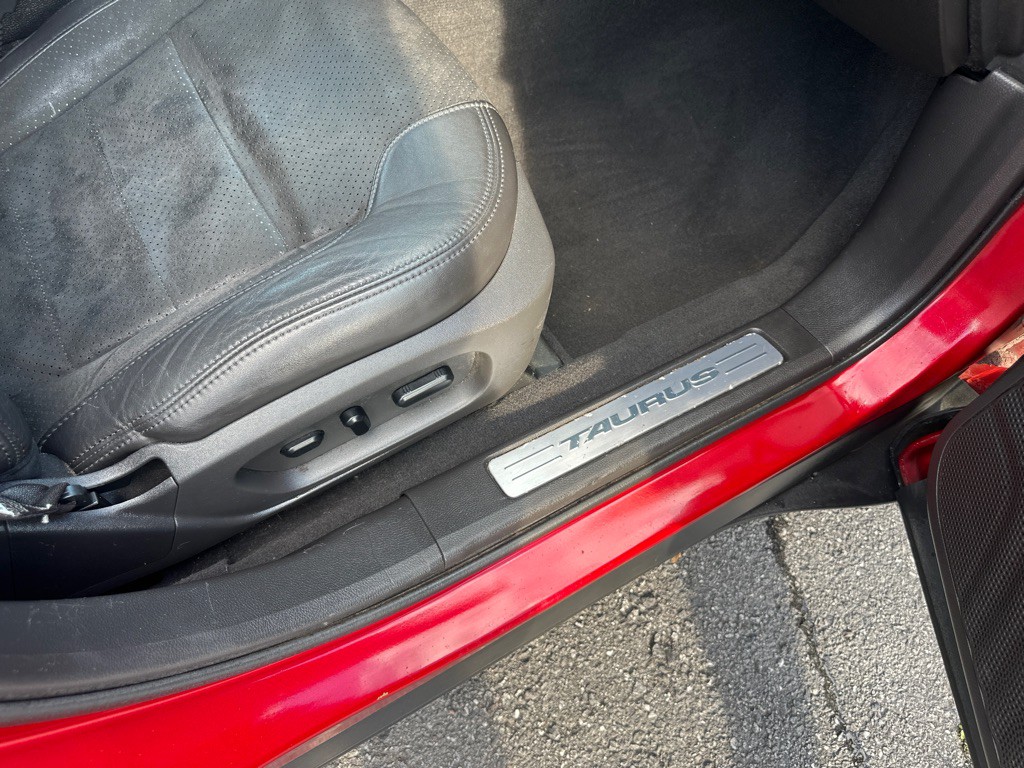 2010 Ford Taurus Image 28