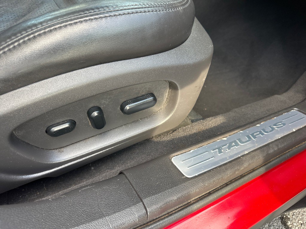 2010 Ford Taurus Image 32