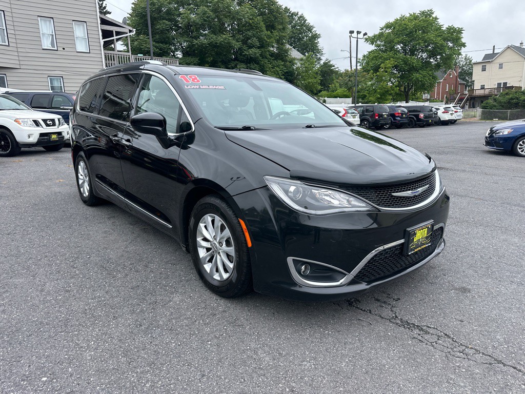 2018 Chrysler Pacifica Image 1