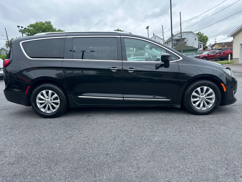 2018 Chrysler Pacifica Image 2
