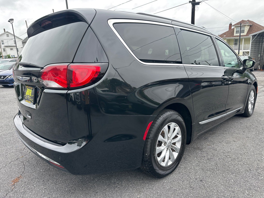 2018 Chrysler Pacifica Image 3