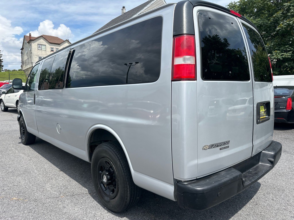 2015 Chevrolet Express Image 4