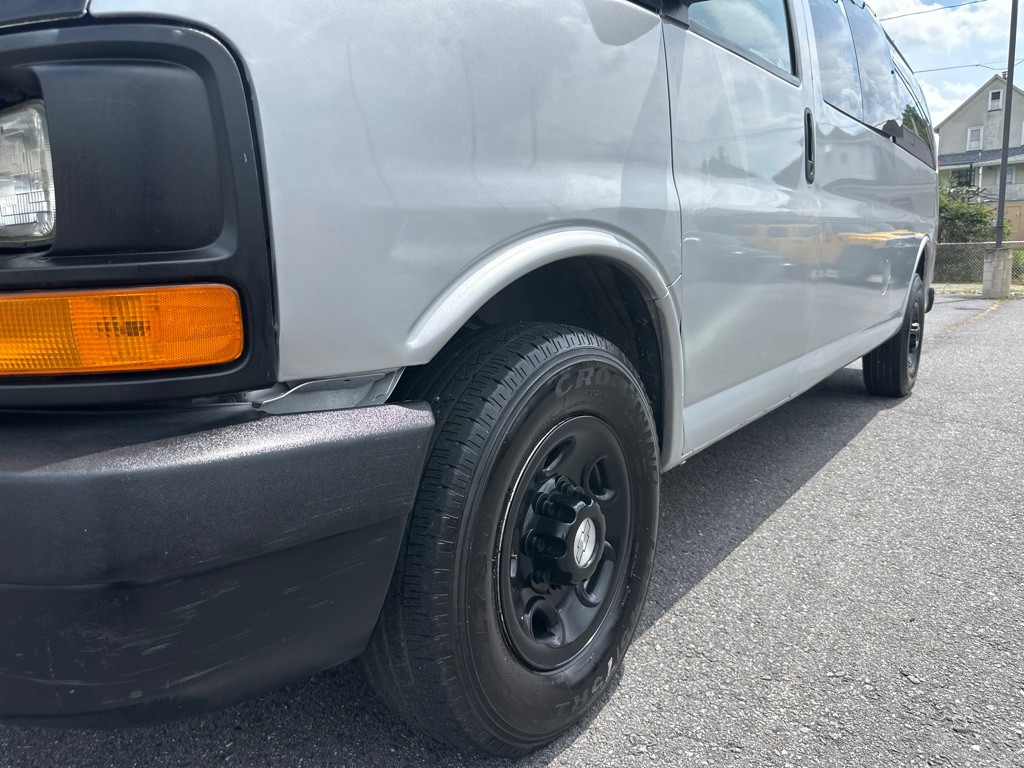 2015 Chevrolet Express Image 10