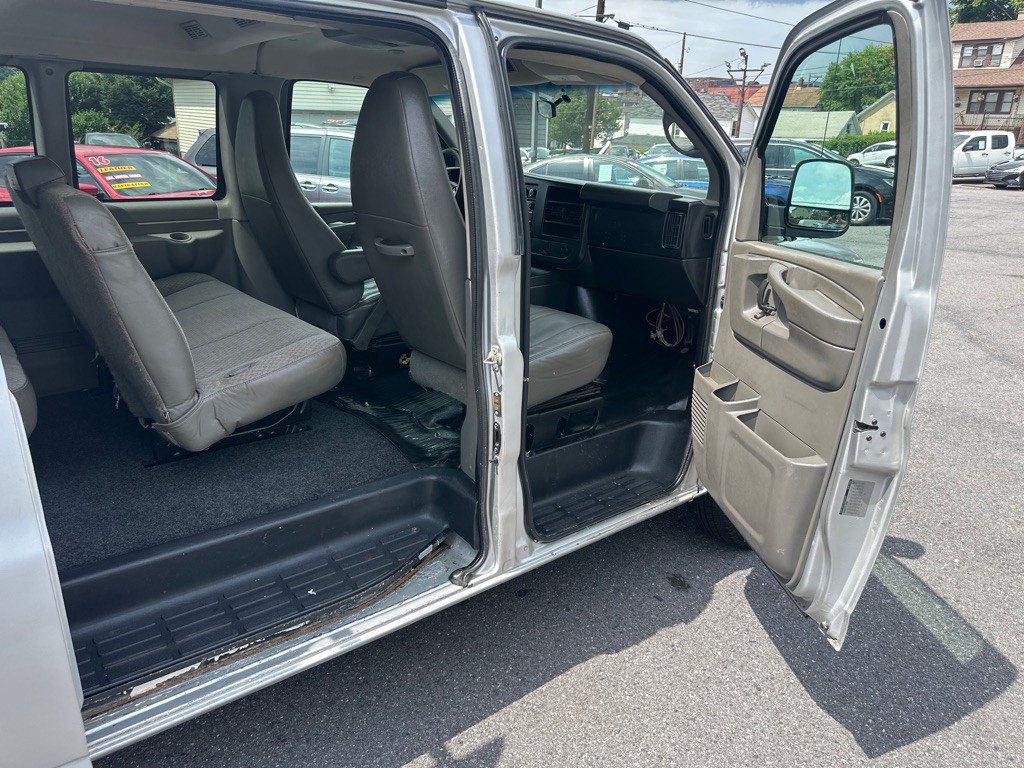 2015 Chevrolet Express Image 14