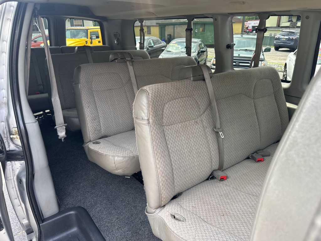 2015 Chevrolet Express Image 15