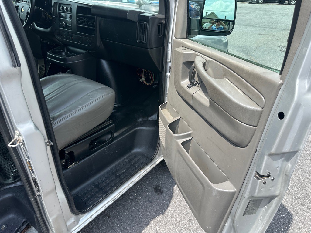 2015 Chevrolet Express Image 20