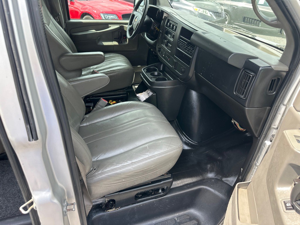 2015 Chevrolet Express Image 21