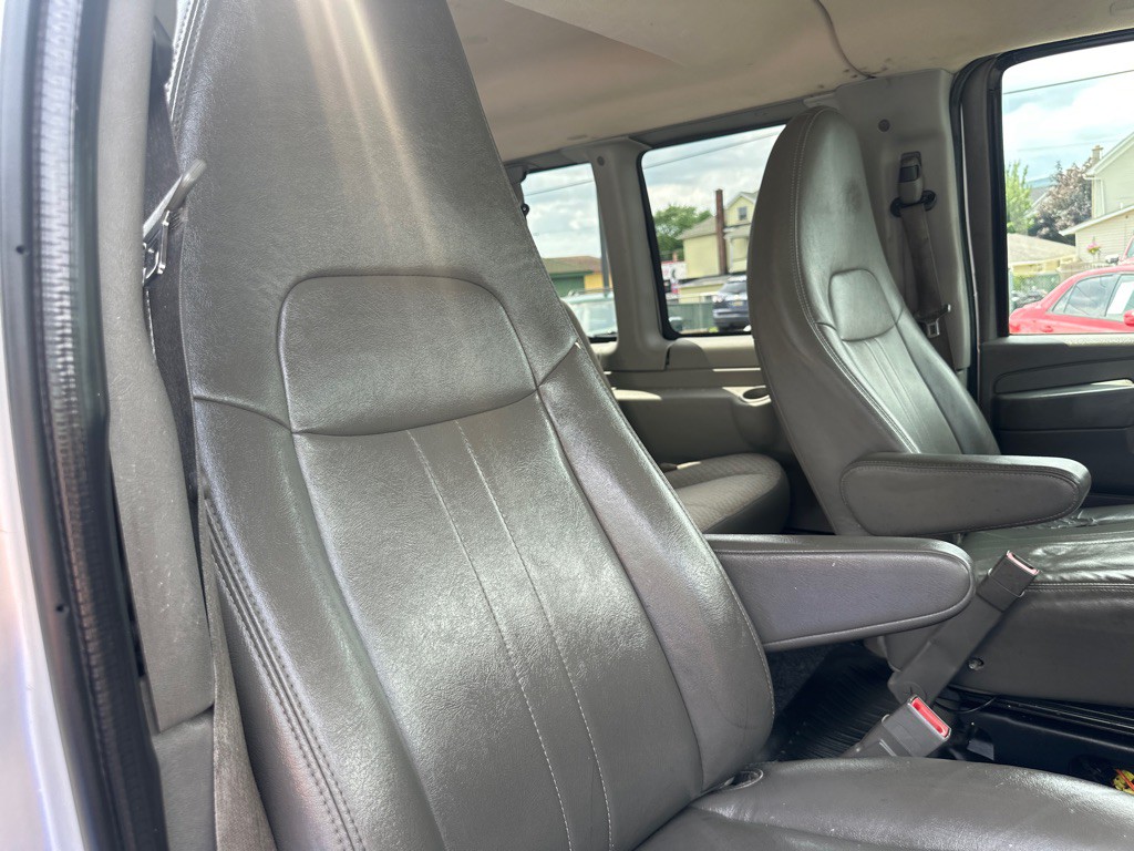2015 Chevrolet Express Image 22