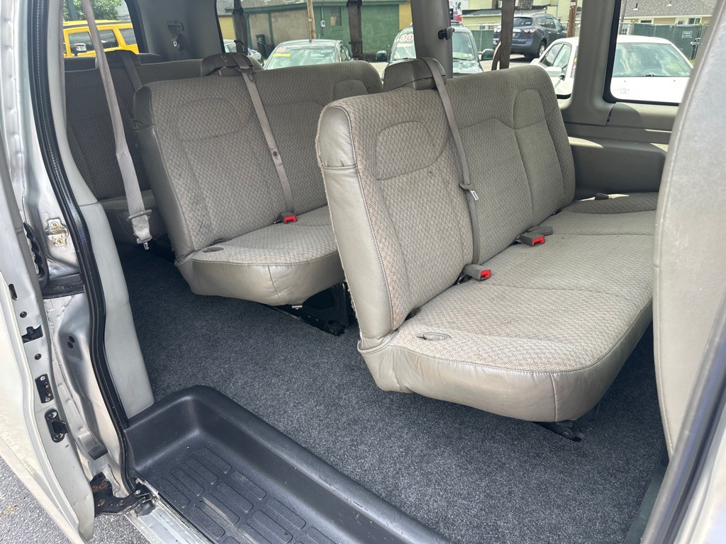2015 Chevrolet Express Image 24