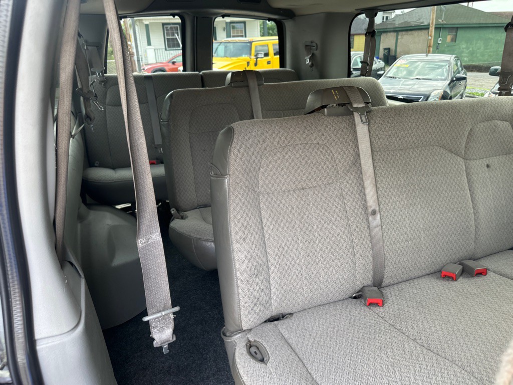 2015 Chevrolet Express Image 25