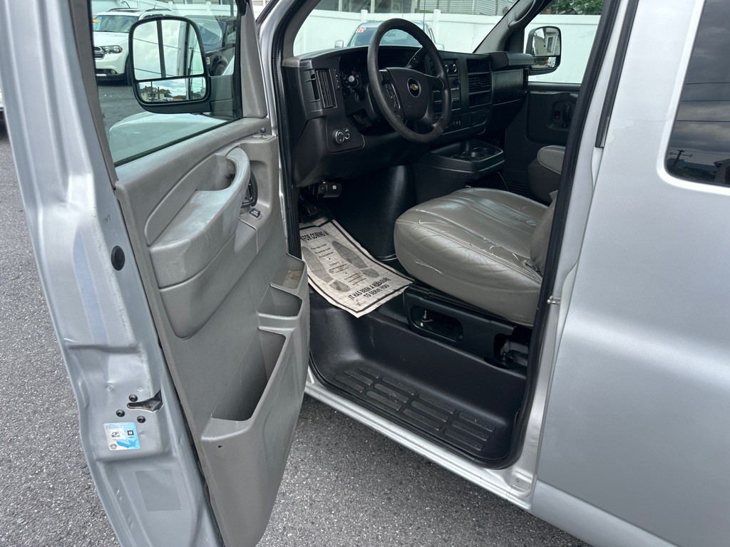 2015 Chevrolet Express Image 26