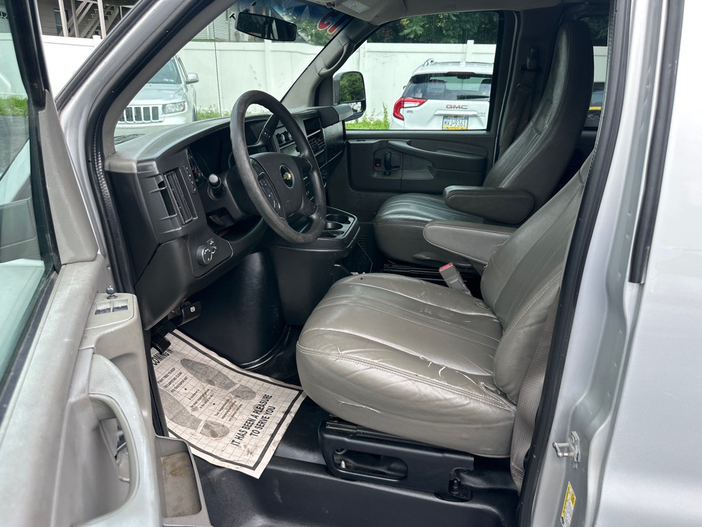 2015 Chevrolet Express Image 27