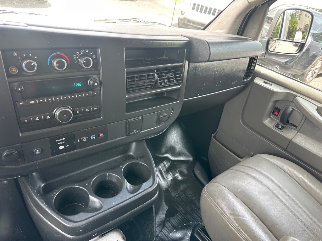2015 Chevrolet Express Image 40