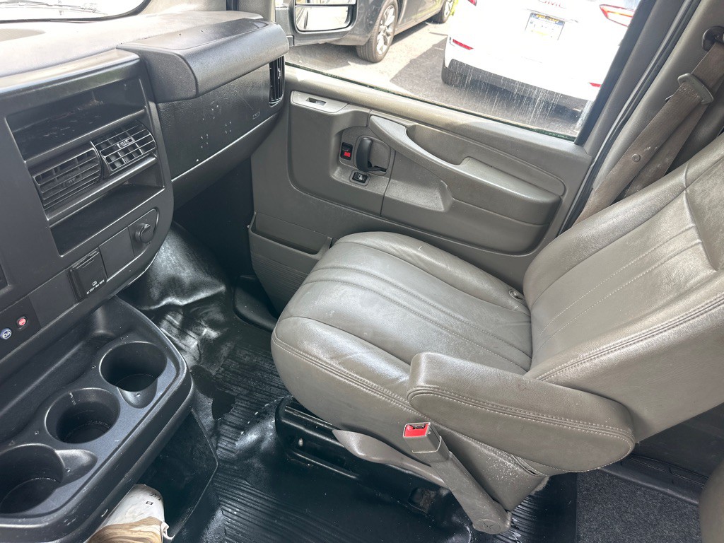 2015 Chevrolet Express Image 41