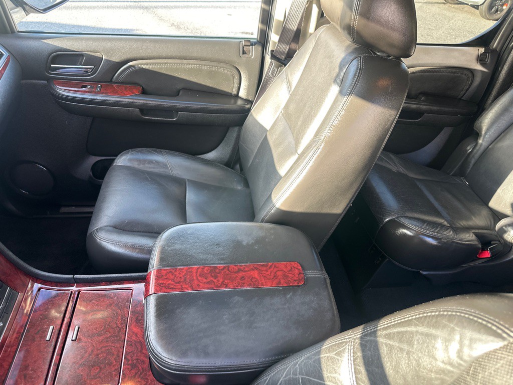 2008 Cadillac Escalade Image 28