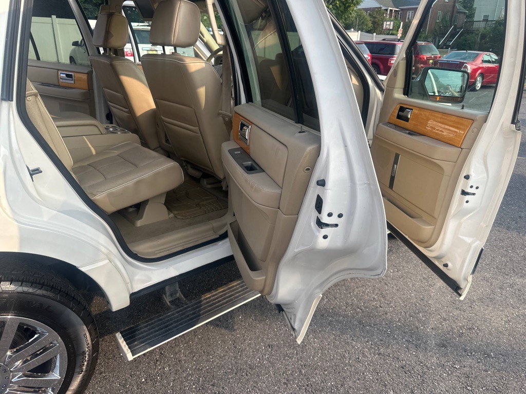 2007 Lincoln Navigator Image 25