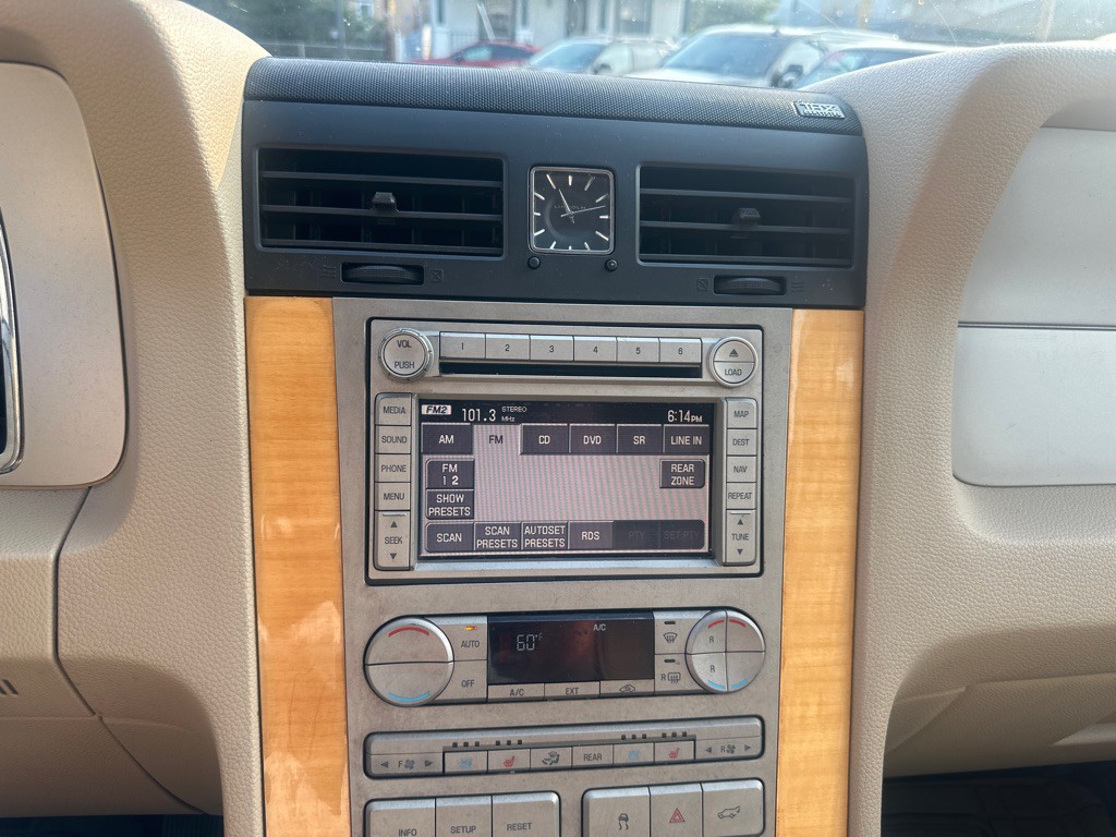 2007 Lincoln Navigator Image 50