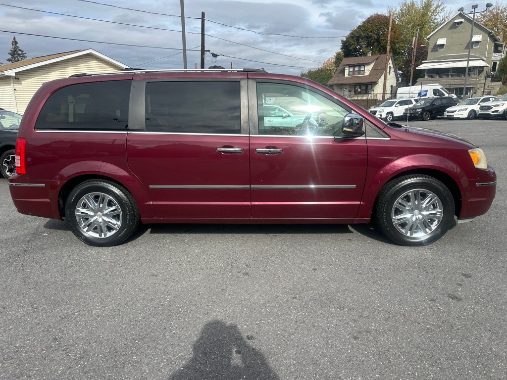 2008 Chrysler Town & Country Image 1