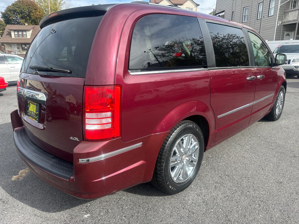 2008 Chrysler Town & Country Image 3