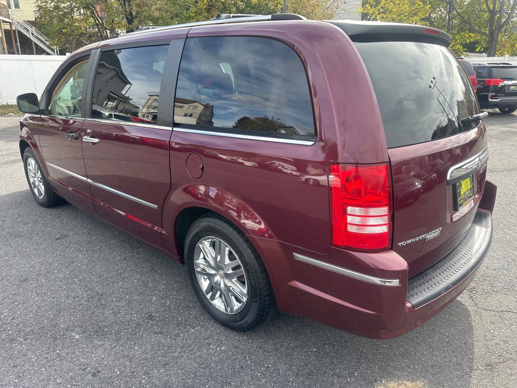 2008 Chrysler Town & Country Image 5