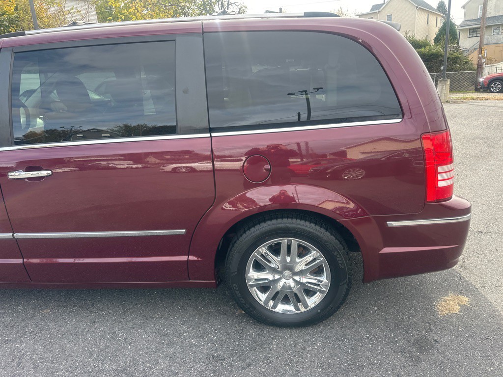 2008 Chrysler Town & Country Image 6
