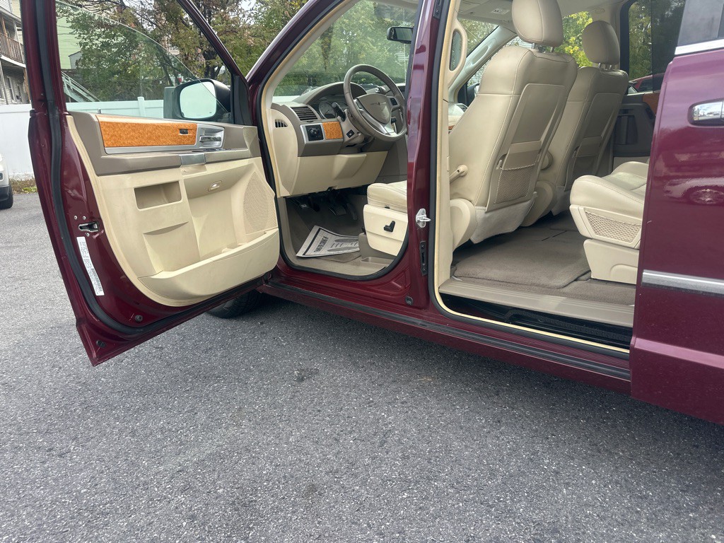 2008 Chrysler Town & Country Image 10