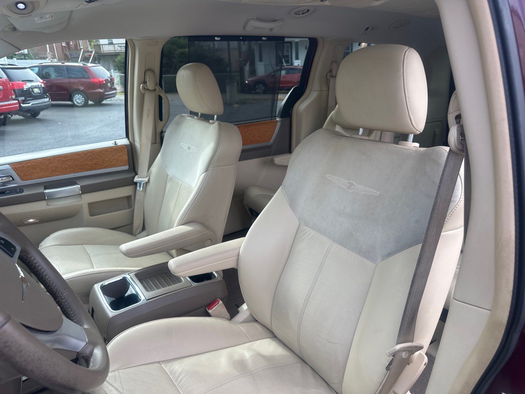 2008 Chrysler Town & Country Image 12