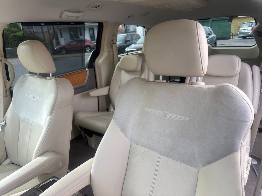 2008 Chrysler Town & Country Image 13