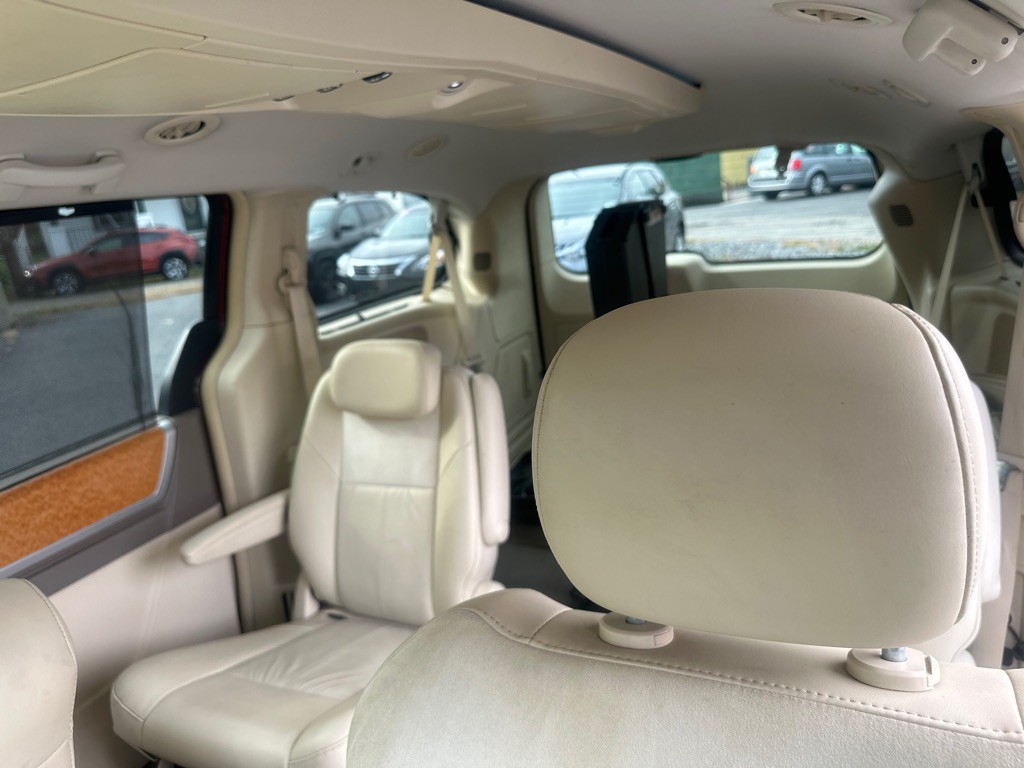 2008 Chrysler Town & Country Image 14