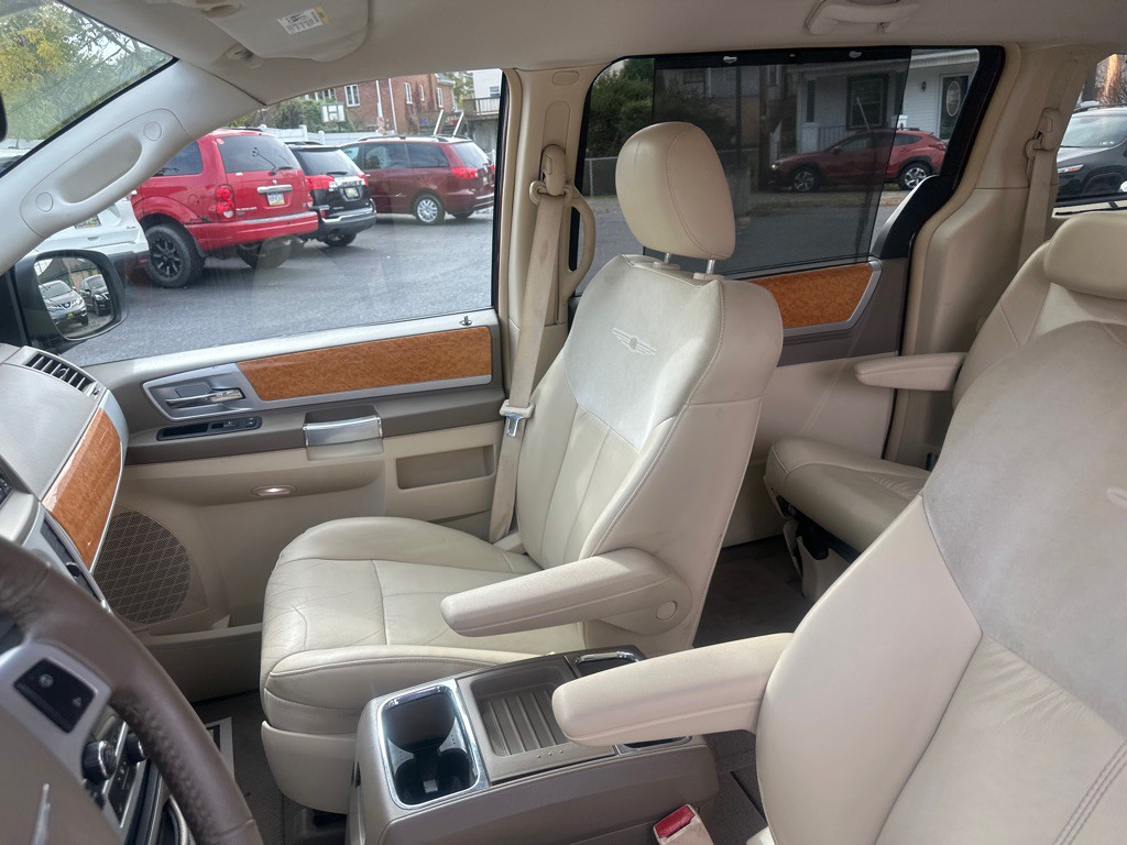 2008 Chrysler Town & Country Image 15