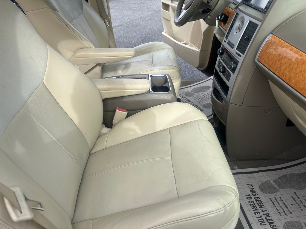 2008 Chrysler Town & Country Image 21