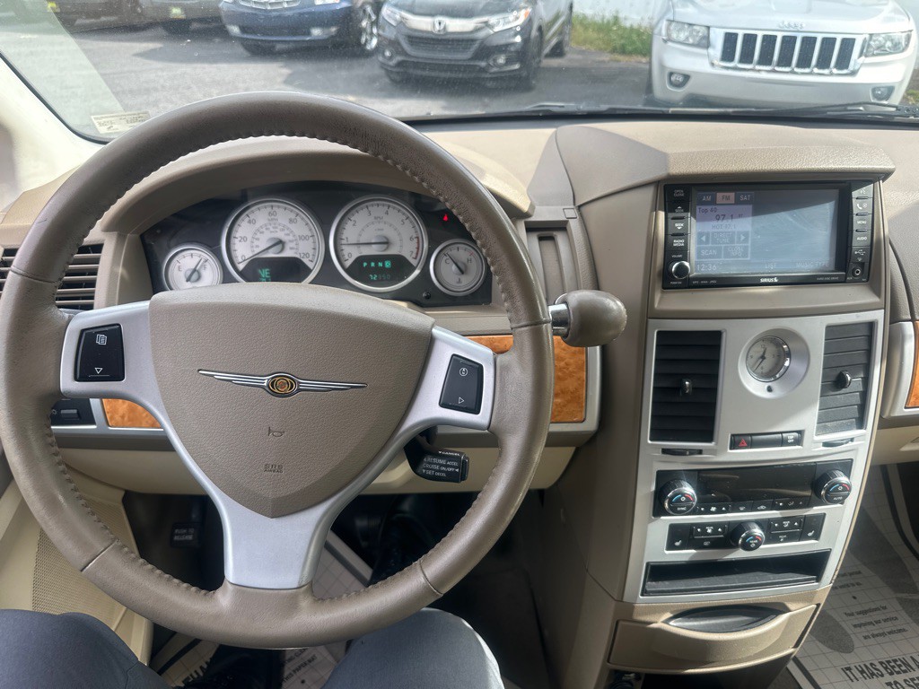 2008 Chrysler Town & Country Image 34