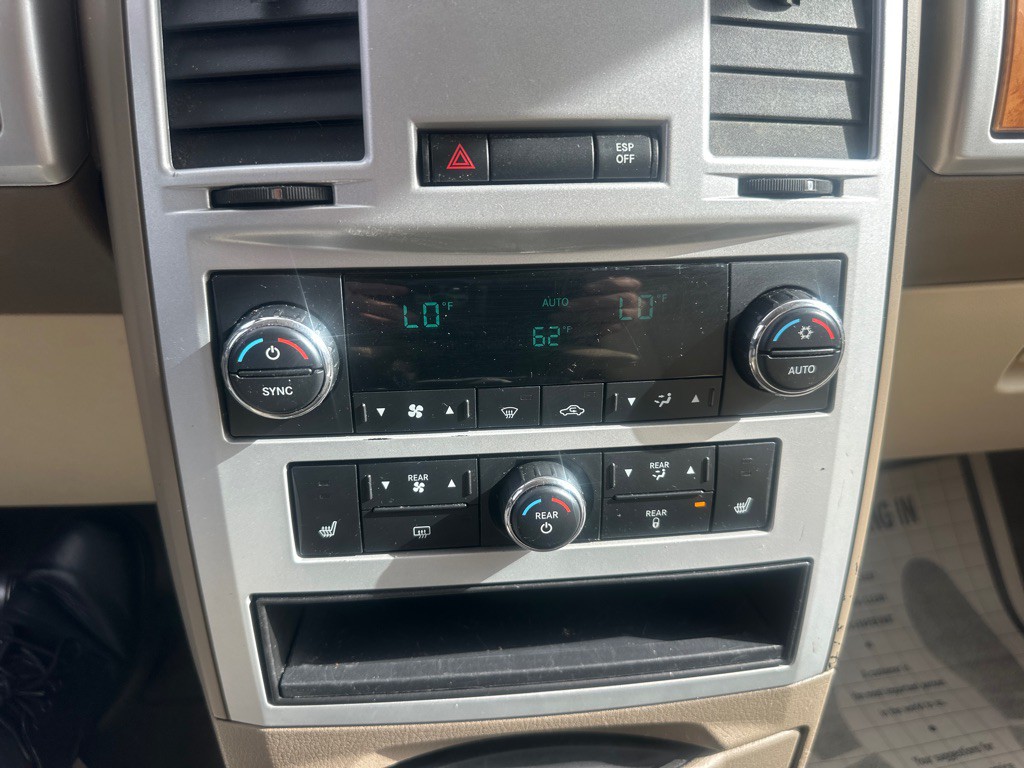 2008 Chrysler Town & Country Image 35