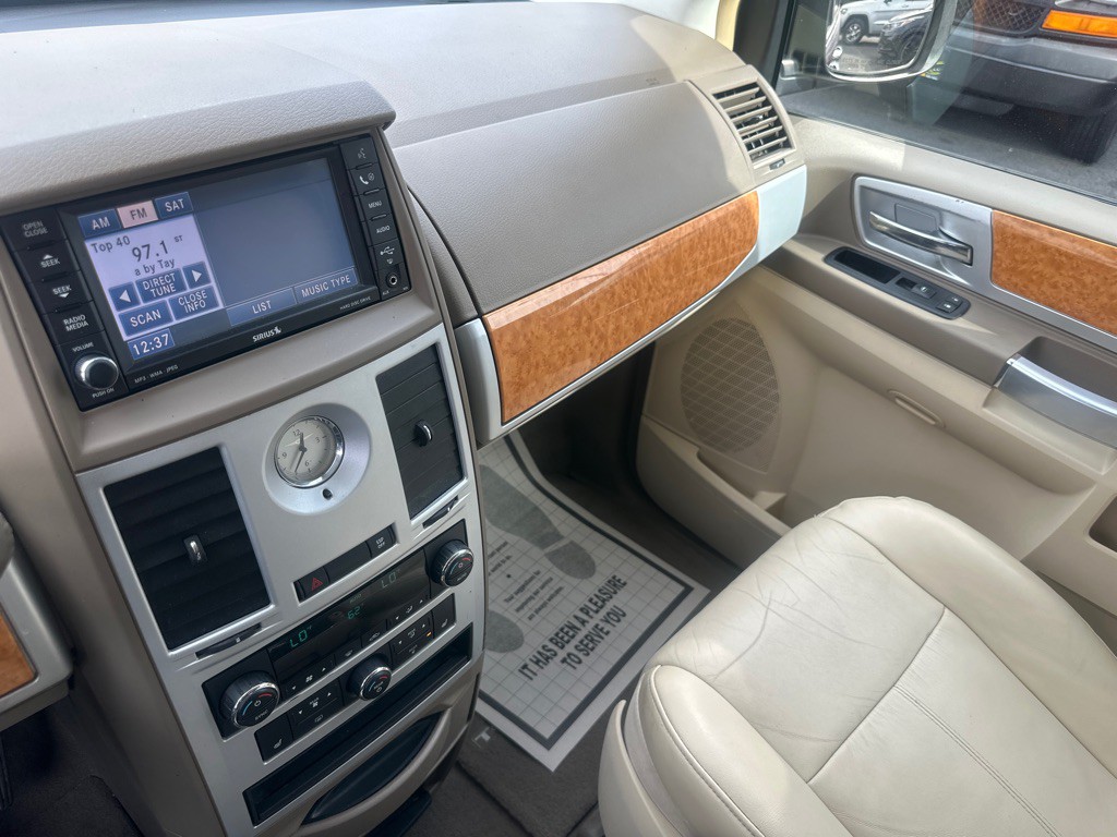 2008 Chrysler Town & Country Image 41