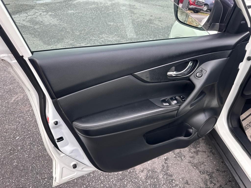 2016 Nissan Rogue Image 21