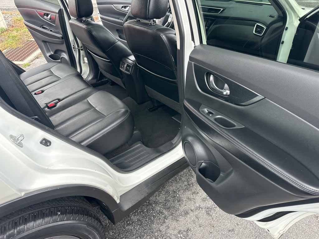 2016 Nissan Rogue Image 33