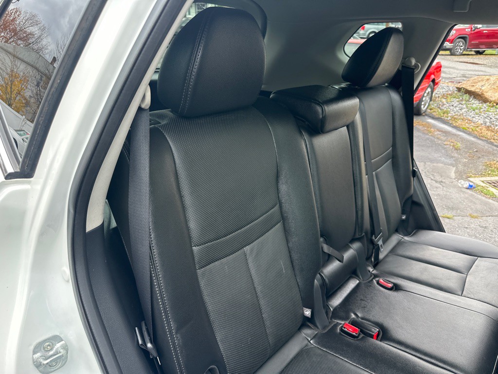 2016 Nissan Rogue Image 36