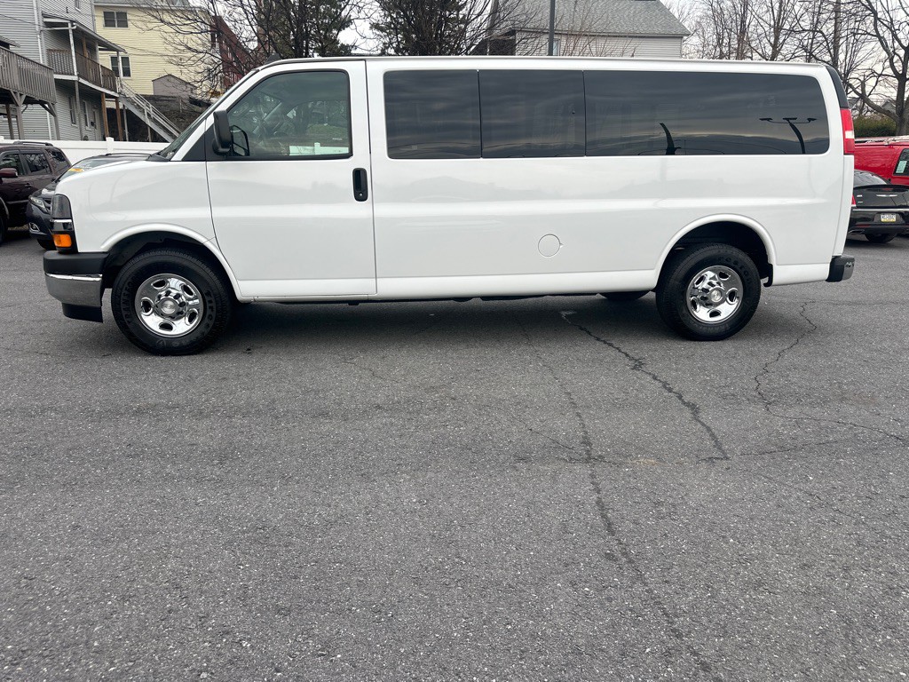 2017 Chevrolet Express Image 3