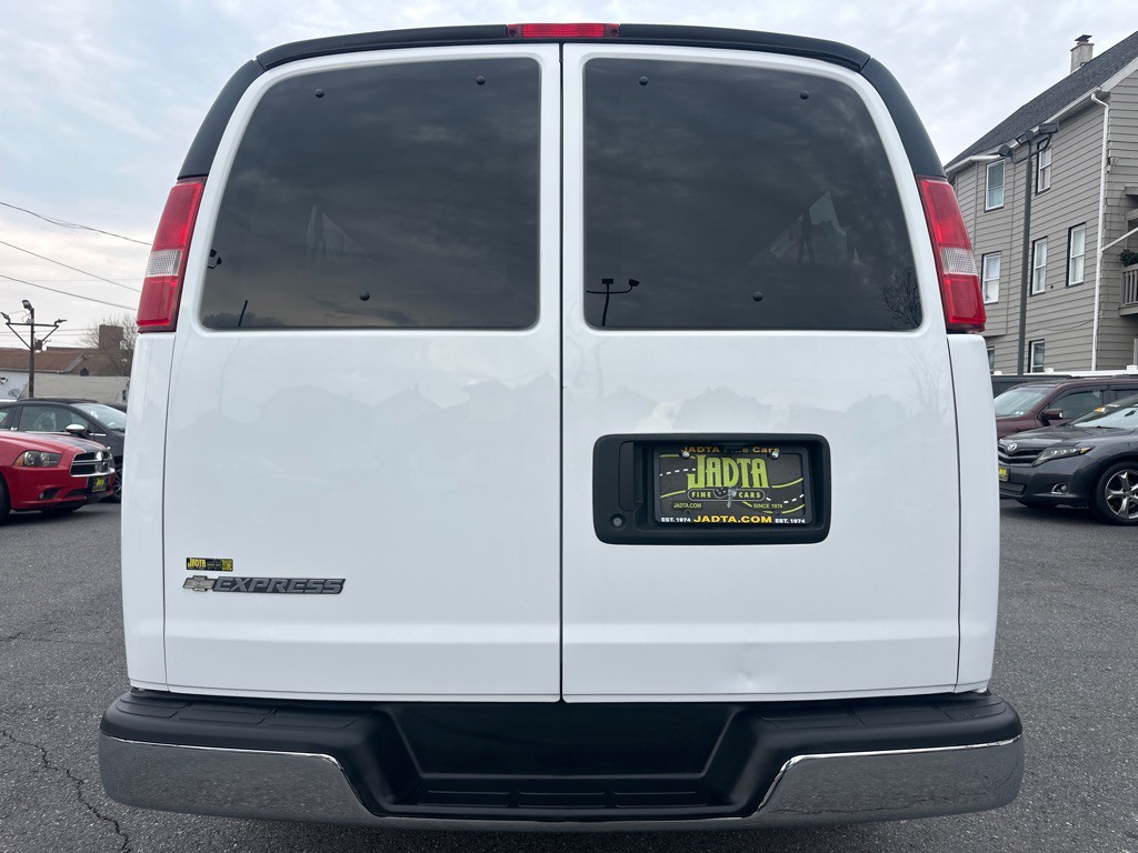 2017 Chevrolet Express Image 5