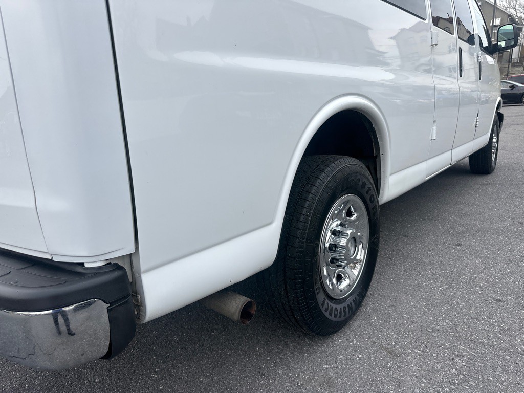 2017 Chevrolet Express Image 12